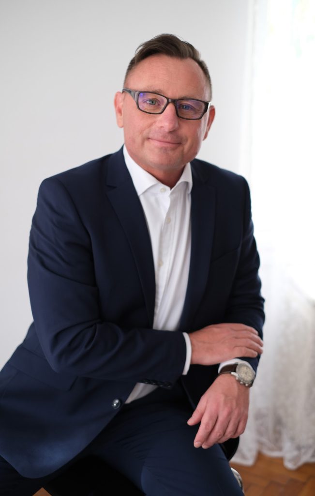 Csapó Zoltán üzleti portréja, szakértői megjelenés sötétkék zakóban.